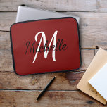 Modernes Niedliches Monogramm Initial   Name Stilv Laptopschutzhülle<br><div class="desc">Laptop-Gehäuse mit rotem Hintergrund und weißem,  benutzerdefiniertem Monogramm,  erster und erster Name.</div>