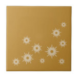 Modernes Ocker-Gold-Sternexplosion-Design des Mitt Fliese<br><div class="desc">Modernes,  inspiriertes Design aus der Mitte des Jahrhunderts mit Vintagen Retro-Sternexplosionen in Bio Design auf ockerfarbenem Hintergrund. Einfaches,  sauberes modernes Design.</div>