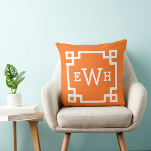 Modernes Orange Griechisches Schlüsselmonogramm Kissen