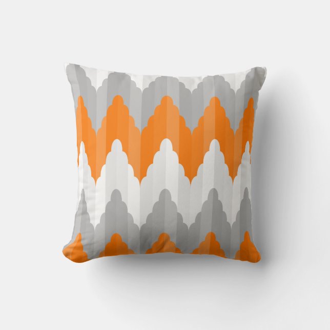 Modernes orange und graues Zickzack gestreiftes Kissen (Vorderseite)
