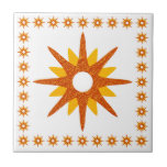 Modernes Orangefarbenes Design der Sternexplosion  Fliese<br><div class="desc">Modernes, inspiriertes Design aus der Mitte des Jahrhunderts besticht durch eine Vintage Retro-Sternexplosion in Orange- und Gelbtönen auf weißem Hintergrund, gerahmt durch eine Grenze von kleineren Sternexplosionen. Einfaches, sauberes, modernes, nahtloses Design. Erstellen Sie Ihr eigenes benutzerdefiniertes Muster, indem Sie die angegebenen Felder verwenden, oder wenden Sie sich mit der Schaltfläche...</div>