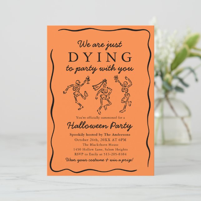 Modernes Orangenhandgezeichnetes Skelett-Halloween Einladung (Stehend Vorderseite)