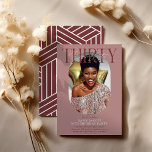 Modernes Oval Foto & Unterschrift 30. Geburtstag Einladung<br><div class="desc">Moderne stilvolle 30. Geburtstagseinladung. Das Design beinhaltet ein ovales Foto des Geburtstagsmädchens/Jungen, die elegante Schrift "DREHZIG" mit dem Namen der Personen in der Signatur-Schrift über dem oberen Teil und eine einfache Geburtstagsgeschenk-Vorlage, die sich leicht mit Ihren eigenen Details anpassen lässt. Die Farben können auch an das eigene Party angepasst werden....</div>