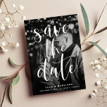 Modernes Overlay Schwarz/Weiß-Foto Save The Date<br><div class="desc">Eine moderne Save the Date-Karte mit "Save the Date" in einem frischen handgeschriebenen Drehbuch, überlagert in Weiß auf Ihrem schwarz-weiß vertikalen oder porträtorientierten Foto. Fügen Sie unten Ihre Namen, das Hochzeitdatum und den Ort hinzu. Karten kehren zu einem weißen Blumenmuster mit Platz um Ihre Hochzeitswebsite oder alle weiteren Informationen, die...</div>