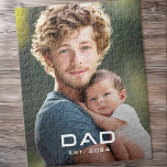 Modernes Papa ist das neue Baby Foto des Vaters<br><div class="desc">Foto-Puzzle mit Ihrem Foto und dem Text "Vater" in einem modernen Schriftart mit dem besten Jahr unten als weißes Overlay.</div>