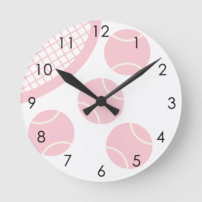 Modernes Pastell Pink Tennis Ball Racket Runde Wanduhr (Vorderseite)