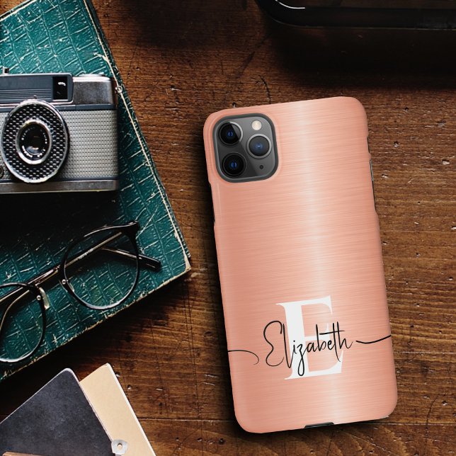 Modernes Peach Fuzz Pinsel Metallic Monogram Scrip iPhone 16 Hülle (Von Creator hochgeladen)