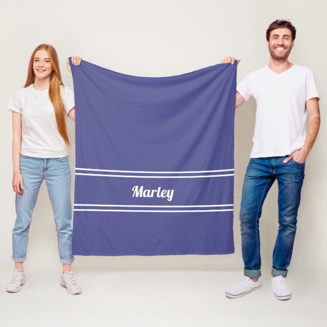 Modernes Periwinkle Blue Minimal Name Monogram Nie Fleecedecke (Beispiel)