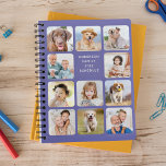 Modernes Personalisiertes 11-Foto Collage Periwink Planer<br><div class="desc">Der Kalender-Planer für benutzerdefinierte Fotos. Unser lustiger Foto-Planer hat 11 Fotos, um zu personalisieren und zu benennen. Design ist vorne und hinten. Passen Sie sich mit Fotos, Lieblingsfotos, Haustier-Fotos und all Ihren Hunden-Fotos an! COPYRIGHT © 2020 Judy Burrows, Black Dog Art - Alle Rechte vorbehalten. Moderner Personalisierter 11 Foto Collage...</div>