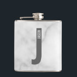 Modernes Personalisiertes Fettmonogramm und Name Flachmann<br><div class="desc">Modernes Monogram Design mit personalisiertem Monogramm Buchstaben "J" und Namen im modernen fett formatierten Sans Serif Schriftart Stil. Perfektes Geschenk für ihn,  Vatertagsgeschenk,  Trauzeuge Geschenk und vieles mehr. Bitte beachten Sie: Die Marmordetails werden im Kunstwerk simuliert. Bei der Herstellung dieses Produktes wird kein Marmor verwendet</div>