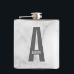 Modernes Personalisiertes Fettmonogramm und Name Flachmann<br><div class="desc">Modernes Monogram Design mit personalisiertem Monogramm Buchstaben "A" und Namen im modernen fett formatierten Sans Serif Schriftart Stil. Perfektes Geschenk für ihn,  Vatertagsgeschenk,  Trauzeuge Geschenk und vieles mehr. Bitte beachten Sie: Die Marmordetails werden im Kunstwerk simuliert. Bei der Herstellung dieses Produktes wird kein Marmor verwendet</div>