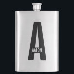 Modernes Personalisiertes Fettmonogramm und Name Flachmann<br><div class="desc">Modernes Monogram Design mit personalisiertem Monogramm Buchstaben "A" und Namen im modernen fett formatierten Sans Serif Schriftart Stil. Perfektes Geschenk für ihn,  Vatertagsgeschenk,  Trauzeuge Geschenk und vieles mehr.</div>