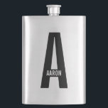 Modernes Personalisiertes Fettmonogramm und Name Flachmann<br><div class="desc">Modernes Monogram Design mit personalisiertem Monogramm Buchstaben "A" und Namen im modernen fett formatierten Sans Serif Schriftart Stil. Perfektes Geschenk für ihn,  Vatertagsgeschenk,  Trauzeuge Geschenk und vieles mehr.</div>