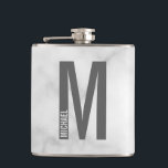 Modernes Personalisiertes Fettmonogramm und Name Flachmann<br><div class="desc">Modernes Monogram Design mit personalisiertem Monogramm-Buchstaben "M" und Namen im modernen fett formatierten Sans Serif Schriftart Stil. Perfektes Geschenk für ihn,  Vatertagsgeschenk,  Trauzeuge Geschenk und vieles mehr.</div>