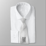Modernes Personalisiertes Fettmonogramm und Name Krawatte<br><div class="desc">Modernes Monogram Design mit personalisiertem Monogramm-Buchstaben "M" und Namen im modernen fett formatierten Sans Serif Schriftart Stil. Perfektes Geschenk für ihn,  Vatertagsgeschenk,  Trauzeuge Geschenk und vieles mehr.</div>