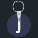 Modernes Personalisiertes Fettmonogramm und Name Schlüsselanhänger<br><div class="desc">Modernes Monogram Design mit personalisiertem Monogramm Buchstaben "J" und Namen im modernen fett formatierten Sans Serif Schriftart Stil. Perfektes Geschenk für ihn,  Vatertagsgeschenk,  Trauzeuge Geschenk und vieles mehr.</div>