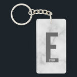 Modernes Personalisiertes Fettmonogramm und Name Schlüsselanhänger<br><div class="desc">Modernes Monogram Design mit personalisiertem Monogramm Buchstaben "E" und Namen im modernen fett formatierten Sans Serif Schriftart Stil. Perfektes Geschenk für ihn,  Vatertagsgeschenk,  Trauzeuge Geschenk und vieles mehr. Bitte beachten Sie: Die Marmordetails werden im Kunstwerk simuliert. Bei der Herstellung dieses Produktes wird kein Marmor verwendet</div>