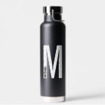 Modernes Personalisiertes Fettmonogramm und Name Trinkflasche<br><div class="desc">Modernes Monogram Design mit personalisiertem Monogramm-Buchstaben "M" und Namen im modernen fett formatierten Sans Serif Schriftart Stil. Perfektes Geschenk für ihn, Vatertag Geschenk und mehr.</div>