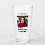 Modernes Personalisiertes Foto Happy Birthday Glas<br><div class="desc">Dieses personalisierte Song-Playlist Geburtstagsdesign kann mit Ihrer eigenen Nachricht an Ihren Ehemann, Ihre Ehefrau, Freund, Freundin, Mutter, Vater, Bruder, Schwester, Familie oder Freunde angepasst werden. Dazu können Sie das Wort "Geburtstag glücklich" durch Ihr eigenes kurzes, individuelles Wort/Zitat ersetzen. Der Name kann auch auf Ihren eigenen individuelle Name geändert werden. Sie...</div>