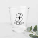 Modernes Personalisiertes Monogramm und Name Bride Schnapsglas<br><div class="desc">Modernes Personalisiertes Bridesmaid-Shot-Glass mit personalisiertem Monogramm im eleganten Script-Schriftart-Stil mit Name und Titel der Brautjungfrau im klassischen Serif-Schriftart-Stil. Auch perfekt für Trauzeugin,  Mutter der Braut und mehr.</div>