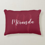 Modernes Personalisiertes Monogramm und Name Burgu Dekokissen<br><div class="desc">Personalisiertes Monogramm und Namensgeschenk mit personalisiertem Namen im modernen,  weißen Skript-Stil und Monogramm im hellbordeauxroten modernen Script-Schriftart-Stil als Hintergrund auf bordeauxrotem Hintergrund. Perfekt als Urlaubsgeschenk,  Familienfavoriten,  Hauswärmeschenk,  Hochzeitsgeschenk,  Dankeschön für Wiedersehen-Brautmädchen und Geschenk für jeden besondere Anlass.</div>