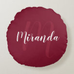 Modernes Personalisiertes Monogramm und Name Burgu Rundes Kissen<br><div class="desc">Personalisiertes Monogramm und Namensgeschenk mit personalisiertem Namen im modernen,  weißen Skript-Stil und Monogramm im hellbordeauxroten modernen Script-Schriftart-Stil als Hintergrund auf bordeauxrotem Hintergrund. Perfekt als Urlaubsgeschenk,  Familienfavoriten,  Hauswärmeschenk,  Hochzeitsgeschenk,  Dankeschön für Wiedersehen-Brautmädchen und Geschenk für jeden besondere Anlass.</div>