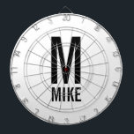 Modernes Personalisiertes Monogramm und Name Dartscheibe<br><div class="desc">Modernes Schwarz-Weiß-Monogramm-Design mit personalisiertem Monogramm und Name im modernen fett-serf-Schriftart-Stil.

Einzigartiges Geschenk für Vater,  Ehemann,  Großeltern und mehr.
Auch perfekt als moderne Loft/minimalistische Wohngestaltung Accessoires,  Geburtstagsgeschenk,  Feriengeschenk,  Familiengeschenk,  Wiedersehen-Geschenk,  Hauswärmeschenk und Geschenk für jeden besondere Anlässe.</div>