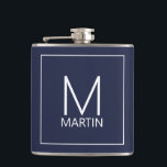 Modernes Personalisiertes Monogramm und Name Flask Flachmann<br><div class="desc">Modernes,  minimalistisches Design mit personalisiertem Monogramm und Namen in weißem,  modernem Sans Serif Schriftart auf marineblau Hintergrund. Perfekt als Feriengeschenk,  Vatertagsgeschenk für Papa und Geschenk für alle besondere Anlässe.</div>