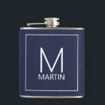 Modernes Personalisiertes Monogramm und Name Flask Flachmann<br><div class="desc">Modernes,  minimalistisches Design mit personalisiertem Monogramm und Namen in weißem,  modernem Sans Serif Schriftart auf marineblau Hintergrund. Perfekt als Feriengeschenk,  Vatertagsgeschenk für Papa und Geschenk für alle besondere Anlässe.</div>