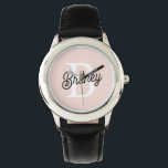 Modernes Personalisiertes Monogramm und Name Paste Armbanduhr<br><div class="desc">Die moderne Personalisierte Monogram und Name Pastel Pink Watch, ein elegantes und stilvolles Uhrwerk, das Personalisierung mit Eleganz verbindet. Diese Armbanduhr zeichnet sich durch ein sanftes pastellrosa Design aus, hervorgehoben durch Ihr personalisiertes Monogramm und Ihren Namen, wodurch sie zu einem einzigartigen Accessoire für jeden Anlass wird. Diese Armbanduhr ist perfekt...</div>