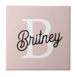 Modernes Personalisiertes Monogramm und Name Paste Fliese<br><div class="desc">Die moderne Personalisierte Monogram und Name Pastel Pink Keramik Tile, eine elegante und anpassbare Ergänzung zu Ihrem Dekor. Diese Kachel ist in einem weichen Pastellrosa-Design personalisiert mit Ihrem Monogramm und Namen, was sie zu einer einzigartigen und stilvollen Touch für jeden Raum macht. Ideal für den dekorativen Akzent in Küchen, Badezimmern...</div>