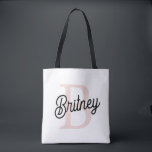 Modernes Personalisiertes Monogramm und Name Paste Tasche<br><div class="desc">Die moderne Personalisierte Monogram und Name Pastel Pink Tote Tasche, ein stilvolles und funktionelles Accessoire für den Alltag oder als nachdenkliches Geschenk. Diese Tasche ist in einem zeitgemäßen Design in sanftem Pastellrosa personalisiert, mit Ihrem Monogramm und Namen für eine individuelle Touch. Ideal, um das Wesentliche zum Arbeiten, zur Schule oder...</div>