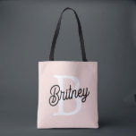 Modernes Personalisiertes Monogramm und Name Paste Tasche<br><div class="desc">Die moderne Personalisierte Monogram und Name Pastel Pink Tote Tasche, ein stilvolles und funktionelles Accessoire für den Alltag oder als nachdenkliches Geschenk. Diese Tasche ist in einem zeitgemäßen Design in sanftem Pastellrosa personalisiert, mit Ihrem Monogramm und Namen für eine individuelle Touch. Ideal, um das Wesentliche zum Arbeiten, zur Schule oder...</div>