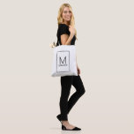 Modernes Personalisiertes Monogramm und Name Tote  Tasche<br><div class="desc">Modernes,  minimalistisches Design mit personalisiertem Monogramm und Namen im modernen Schwarz-Sans-Serif-Schriftart-Stil auf weißem Hintergrund. Ideal als Urlaubsgeschenk und Geschenk für jeden besondere Anlass.</div>