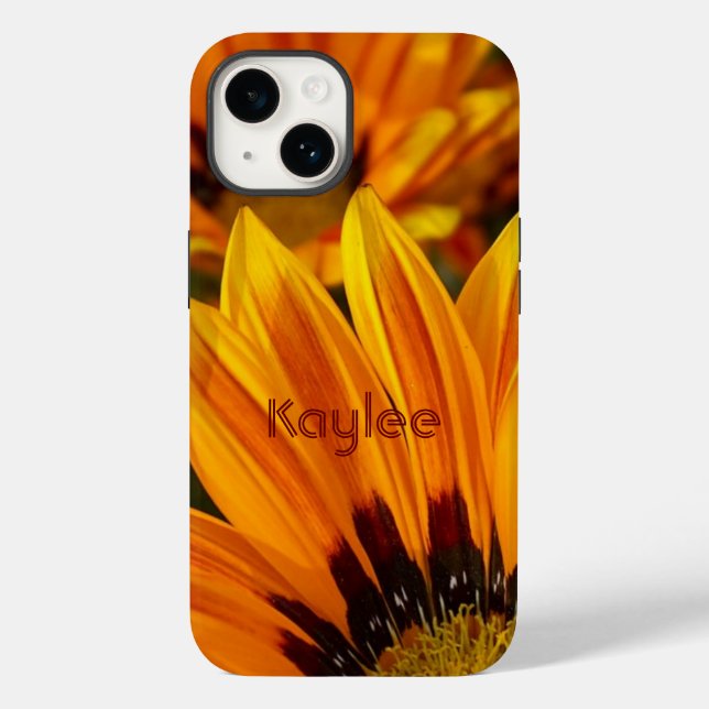 Modernes Personalisiertes Orange Daisy Floral Case-Mate iPhone 14 Hülle (Rückseite)