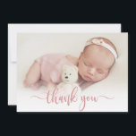 Modernes Pink Script Neugeborenes Foto Vielen Dank Dankeskarte<br><div class="desc">Einfache moderne Elegante Kalligrafie Pink Script Foto Neugeborenes Baby Vielen Dank Geburtsankündigung Karte. Enthält einen wunderschönen "Dankeschön"-Text in einem handgeschriebenen Kalligraphie-swash-Schwanz-Schriftart-Skript. Vorgefertigte persönliche Nachricht auf der Rückseite. Ideal für kleine Mädchen. Einfach mit Ihrem Baby Foto und Details personalisieren.</div>