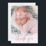 Modernes Pink Script Neugeborenes Foto Vielen Dank Dankeskarte<br><div class="desc">Moderne elegante Kalligrafie Script Foto Neugeborene Baby Girl Dankeschön Karte. Enthält einen schönen rosa "danke"-Text in einem handgeschriebenen Kalligraphie-Swash-Schwanz-Schriftart-Skript. Auf der Rückseite vorgefertigte persönliche Nachricht. Einfach mit Ihrem Baby Foto und Details personalisieren.</div>