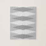 Modernes Puzzle der grauen Raute aus dem Mittelalt<br><div class="desc">Dieses Puzzle aus dem Mittelalter mit moderner grauer Raute besticht durch einen dunkelgrauen Hintergrund und ein Muster aus Mod, lichtdurchlässigen, dunkelgrauen Diamanten, die größere, Vintage weiße Diamanten mit grauen, im Weltraum verankerten Fesseln überlagern. Diese minimalistisch inspiriert, dekonstruierte Raute ist eine vereinfachende Rückgabe der größeren als der Lebensatomärzeit, die die Dekorationslandschaft...</div>