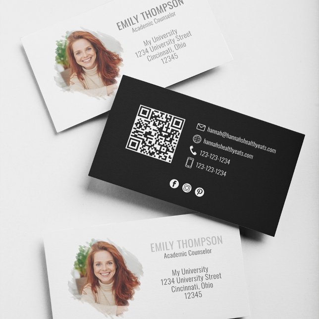 Modernes QR Code Social Media Berufliches Foto Visitenkarte (Simple minimalist black and white business card with QR code and watercolor photo effect. )