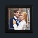 Modernes Rahmen- und Monogramm-Foto Erinnerungskiste<br><div class="desc">Vollständiges Foto-Design mit einem eleganten,  dünnen Rahmen und einem 3-Buchstaben-Monogramm. Personalisieren Sie es für den Muttertag,  als Hochzeitsgeschenk oder Jubiläumsgeschenk,  Abschluss Geschenk,  etc.</div>