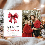 Modernes Red Bow Frohe Weihnachts-Foto Feiertagskarte<br><div class="desc">Senden Sie uns mit der modernen Red Bow Frohe Weihnachts Foto Holiday Card herzliche Urlaubswünsche! Diese festliche Karte besticht durch eine klassische rot-grüne Farbpalette mit einem stilvollen Bugakzent und ist somit eine perfekte Mischung aus moderner Eleganz und Urlaubstradition. Passen Sie es mit einem beliebten Foto an, um einen persönlichen und...</div>