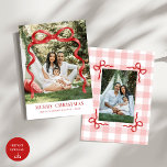 Modernes Red Bow Frohe Weihnachts-Foto Feiertagskarte<br><div class="desc">Teilen Sie Ihre Wünsche mit der modernen Red Bow Frohe Weihnachts-Foto-Urlaubskarte. Mit seiner schlichten Anordnung, dem feinen Rot-Bug-Detail und dem Zimmer für ein gepflegtes Foto verbindet diese Karte klassischen Urlaubsstil mit einem gepflegten, modernen Ambiente. Ideal, um Liebe und Freude an Familie und Freunden zu vermitteln, ist es eine zeitlose Art,...</div>