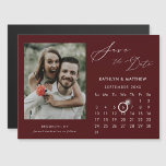 Modernes Red Elegant Script-Foto Save the Date Magneteinladung<br><div class="desc">Moderne rote, elegante Script "Save the Date" Magnetkarte mit individuellem Kalender mit einem schönen Foto. Lass deiner Familie, Freunden und Kollegen, dass du mit dieser eleganten Karte ein Set für deine Hochzeitsfeier hast. Um den Ring Marker zu verschieben > klicken Sie auf blau "Personalisieren" > klicken Sie unten auf blau...</div>