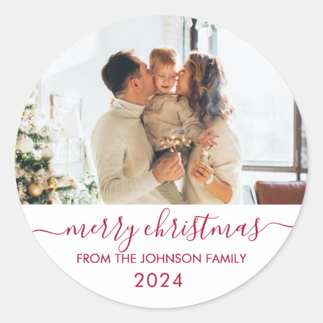Modernes Red Script Family Foto Frohe Weihnachten Runder Aufkleber (Vorderseite)