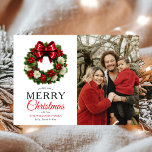 Modernes Red Wreath Frohe Weihnachtsfeier Foto Feiertagskarte<br><div class="desc">Senden Sie stilvolle Urlaubswünsche mit unserer Modern Red Christmas Wreath Frohe Weihnachts Foto Holiday Card! Mit einem wunderschön gestalteten roten Kranz, der einen festlichen Pop der Farbe verleiht, verbindet diese Karte Eleganz mit einer warmen saisonalen Touch. Showcase ein beliebtes Foto in der Familie neben der klassischen Frohen Weihnachtsbotschaft für einen...</div>