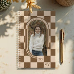 Modernes Retro-braunes, eckiges Muster-Foto Planer<br><div class="desc">Mit unserem modernen Retro Brown Checkered Pattern Arch Foto Planer fügen Sie Ihrem Alltag eine Touch Vintagen Charmes hinzu. Mit einem kühnen, auffälligen, braunen Schachbrettmuster, gepaart mit einem schlichten Foto. Fügen Sie Ihr Foto, Ihren Namen und ein benutzerdefiniertes Monogramm auf der Rückseite für einen wirklich einzigartigen Planer hinzu. Ob Sie...</div>