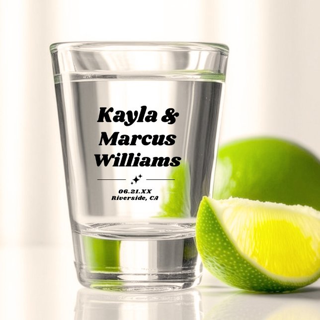 Modernes Retro Cool Fun Wedding Names Gastgeschenk Schnapsglas (Von Creator hochgeladen)