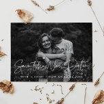 Modernes Rett des Fotos Neues Datum Postkarte<br><div class="desc">Sie müssen Ihre Hochzeit oder Feier verschieben oder absagen? Teilen Sie die Neuigkeiten mit dieser schönen Foto-Postkarte,  voll anpassbarem Schriftart und Farben.</div>