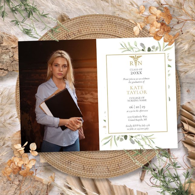 Modernes RN Nursing Abschluss Grünes Foto Einladung (Modern RN Nursing Graduation Greenery Photo Invitation)