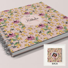 Modernes Rosa Königin Bienen und Blume Monogramm Notizbuch